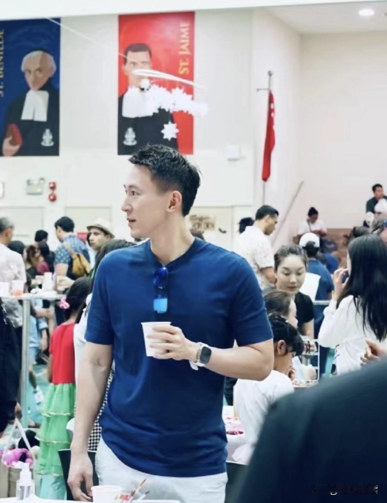 家长会上看到的，一表人才大帅哥，看这身打扮应该也很多金吧？本想上去打个招呼认识一