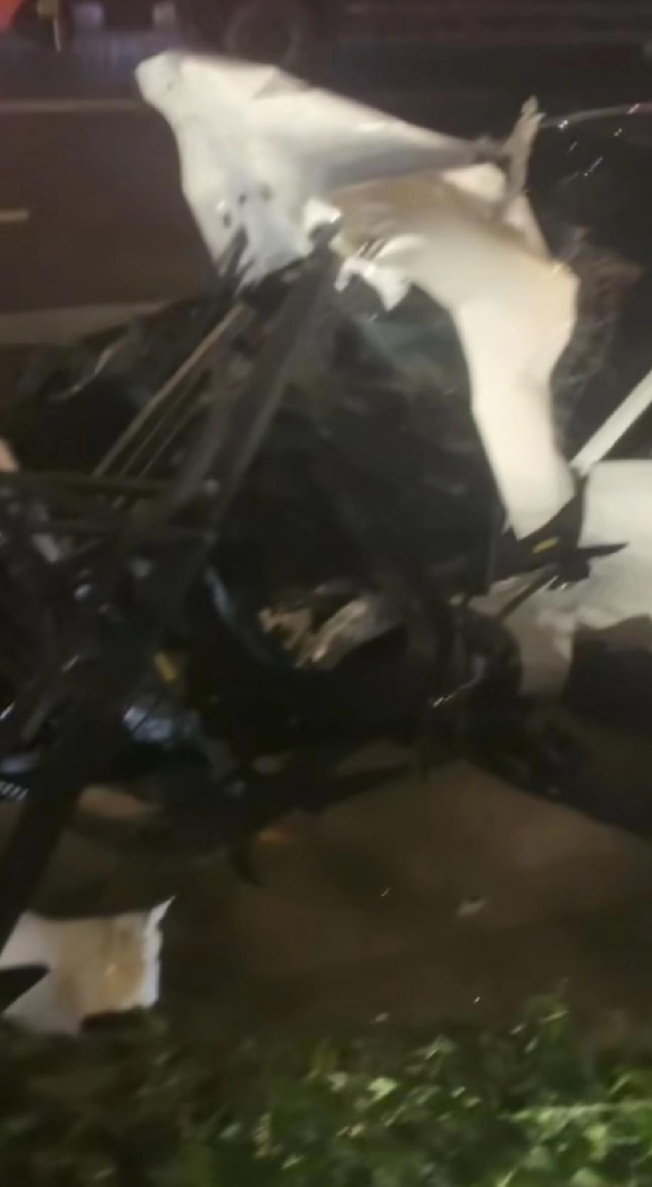 广东某地，粤B牌照的某米电车发生碰撞事故，车头损毁比较严重，具体有没有人员伤亡，