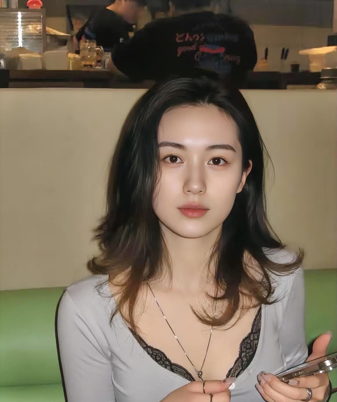 在纷繁尘世里,如何活得通透?

玩的是镜中月，
饮的是琼浆酒，
赏的是四季花，