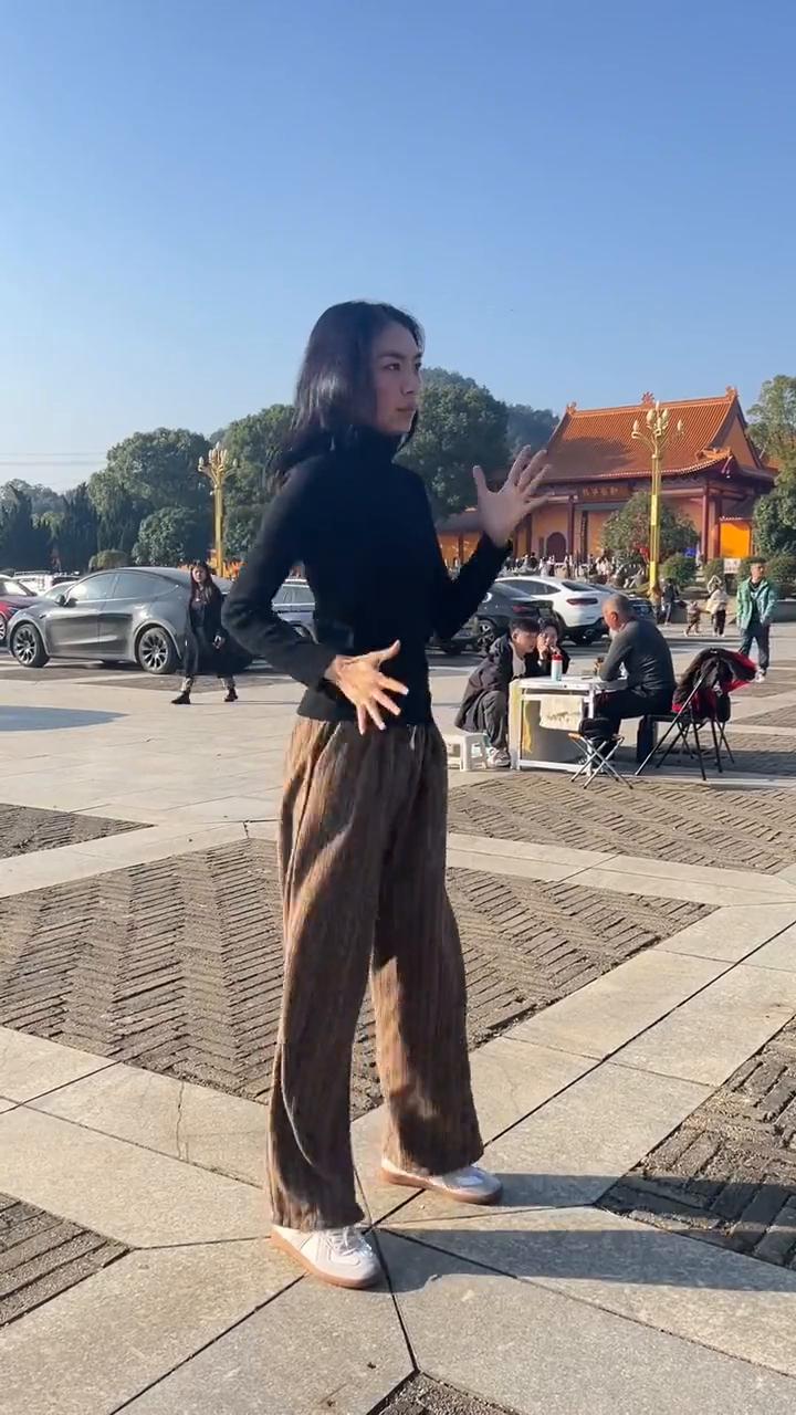 瘦腰提阳气，早起空腹十分钟。
搞什么鬼？拧腰转胯，久坐放松一下。提膝摆臂，瘦全身