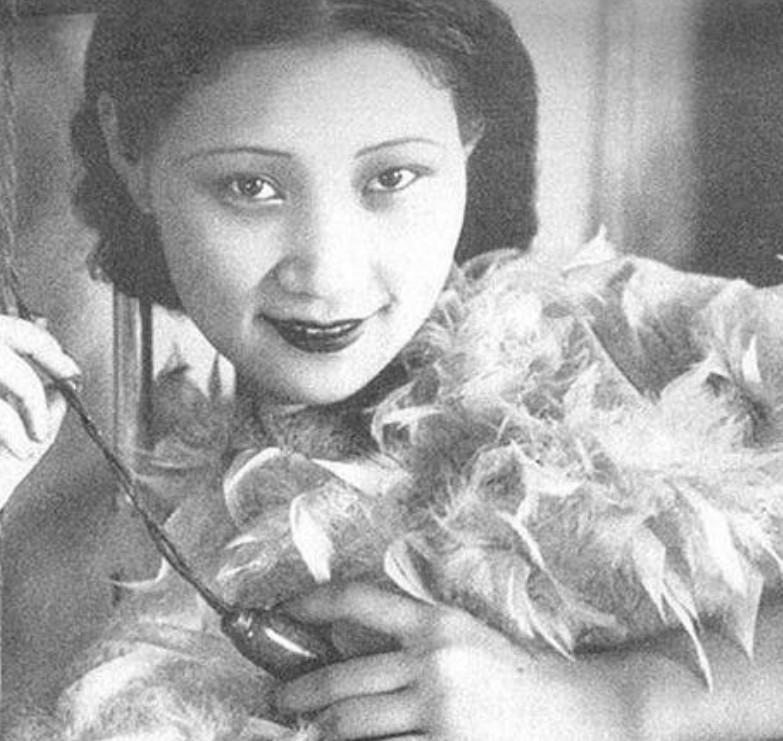 1956年，毛人凤突然暴毙在台北家中，几天后，他的妻子向影心，没等丧期结束，提着