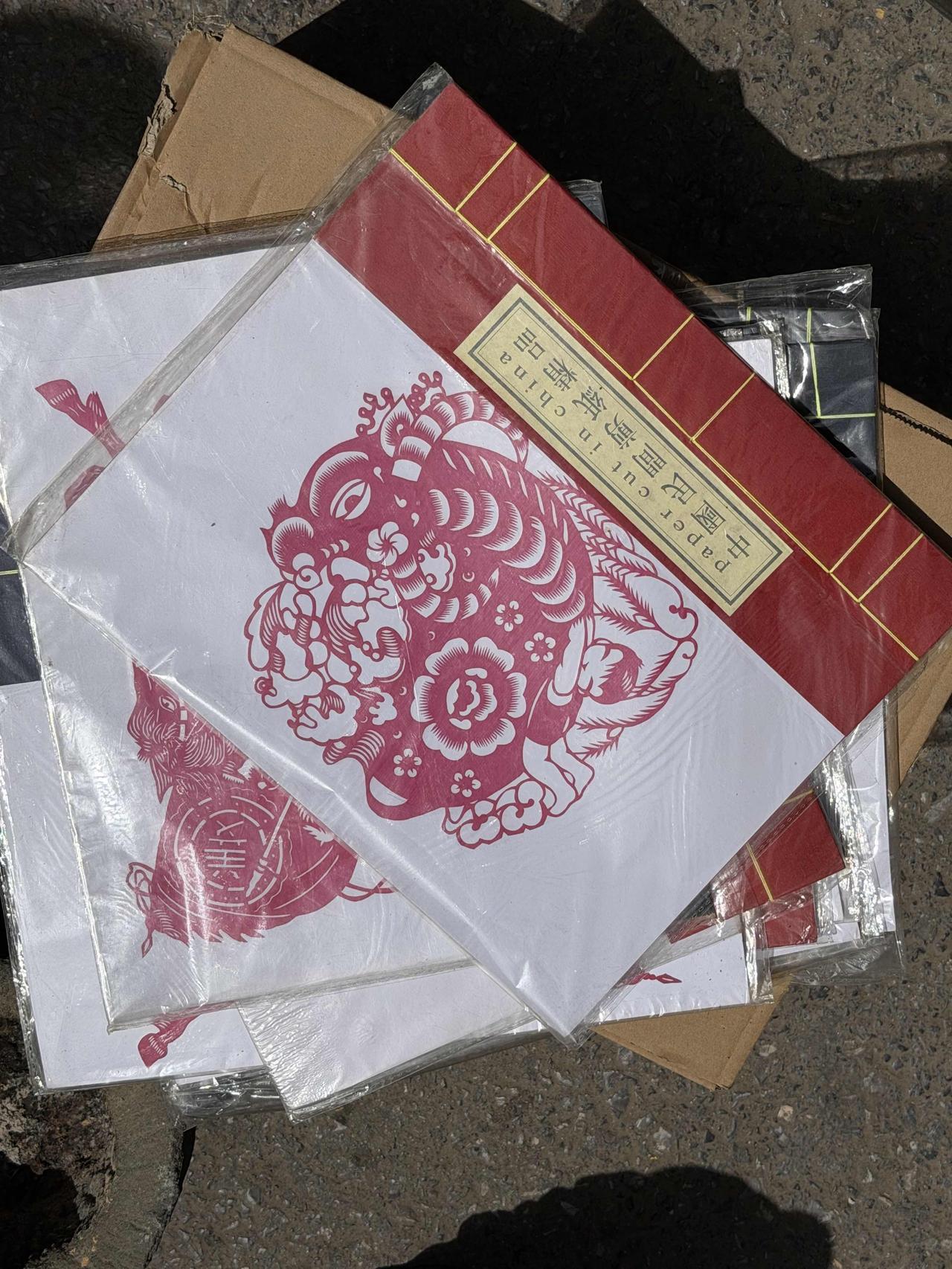 前天上午，我逛西安档子，走到西仓南巷时，看到一家摊位上，售卖剪纸。
我拿起来看看