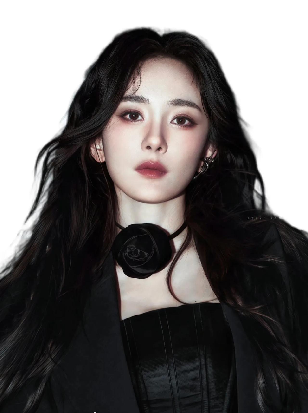 主持人问杨幂：“现在社会对女性的要求很高，很多人都在问，妈妈到底该怎么兼顾家庭和