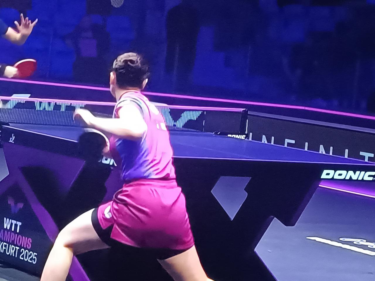 伊藤美诚尽管也是裙装，但是打底裤很长，她还是很注意的，不像张本美和与桥本帆乃香。