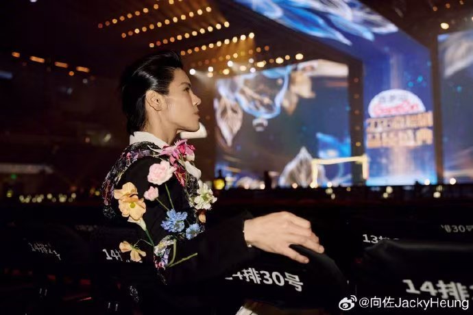 向佐腰间插了一圈鲜花 哇哦！向佐腰间插满鲜花，精致绣花做底，浪漫又酷帅，这男士穿