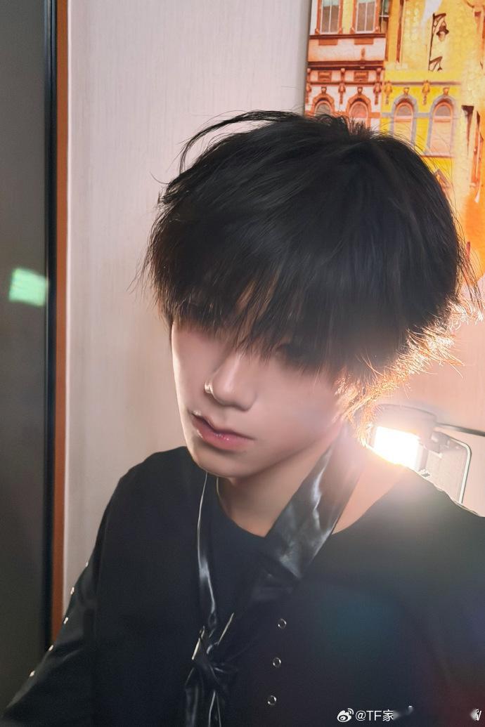 王橹杰黑发阴湿男鬼味王橹杰你是真的长大了黑发王橹杰氛围感杀疯了，浓郁阴湿男鬼气质