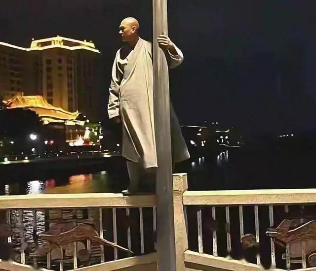 2月4日深夜，广东吴川“扶灯大师”跳桥事件引发广泛关注。这位年过半百的僧人，也就