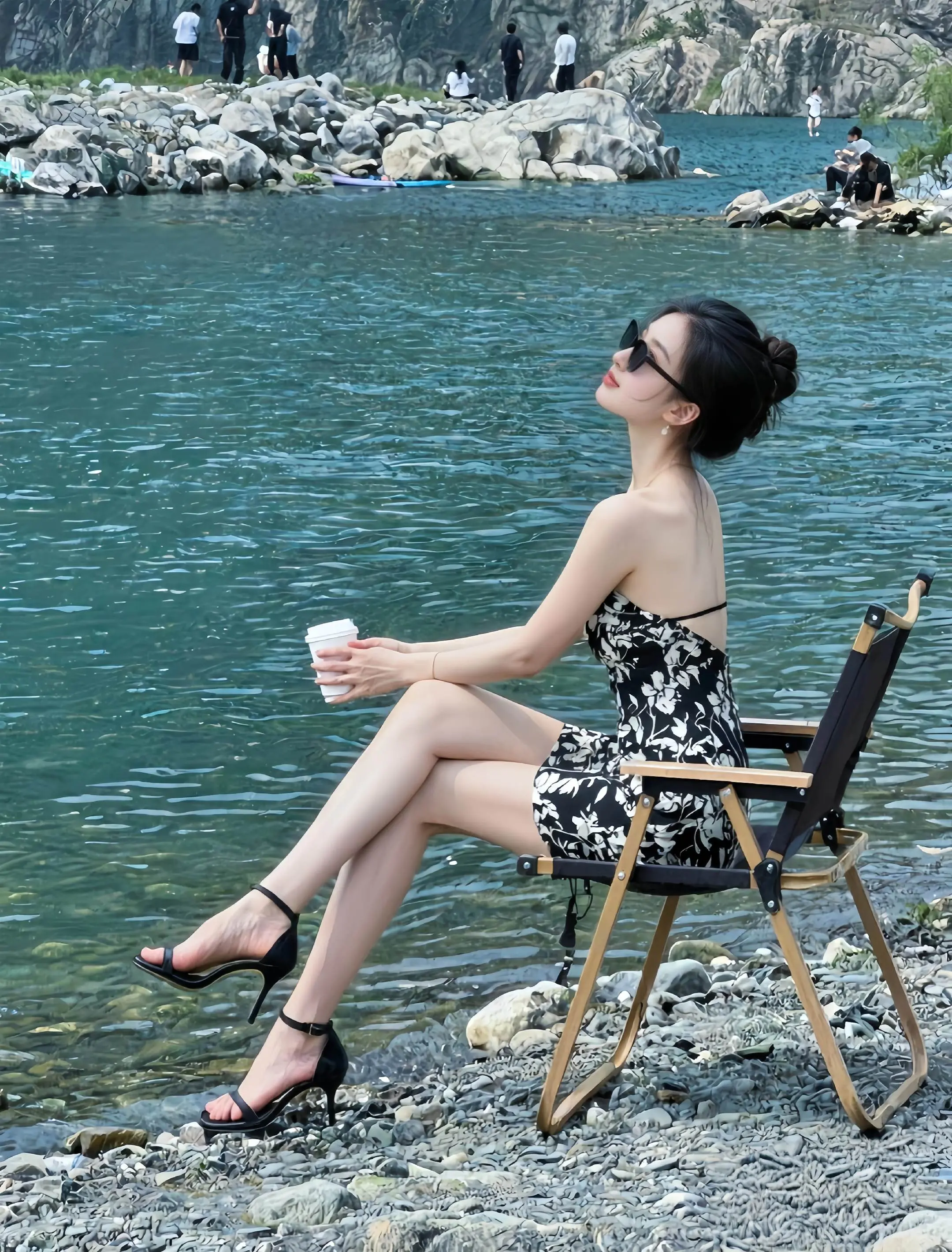 难熬的日子总会过去，不信你回头看看，你都已经在不知不觉中，熬过了很多苦难