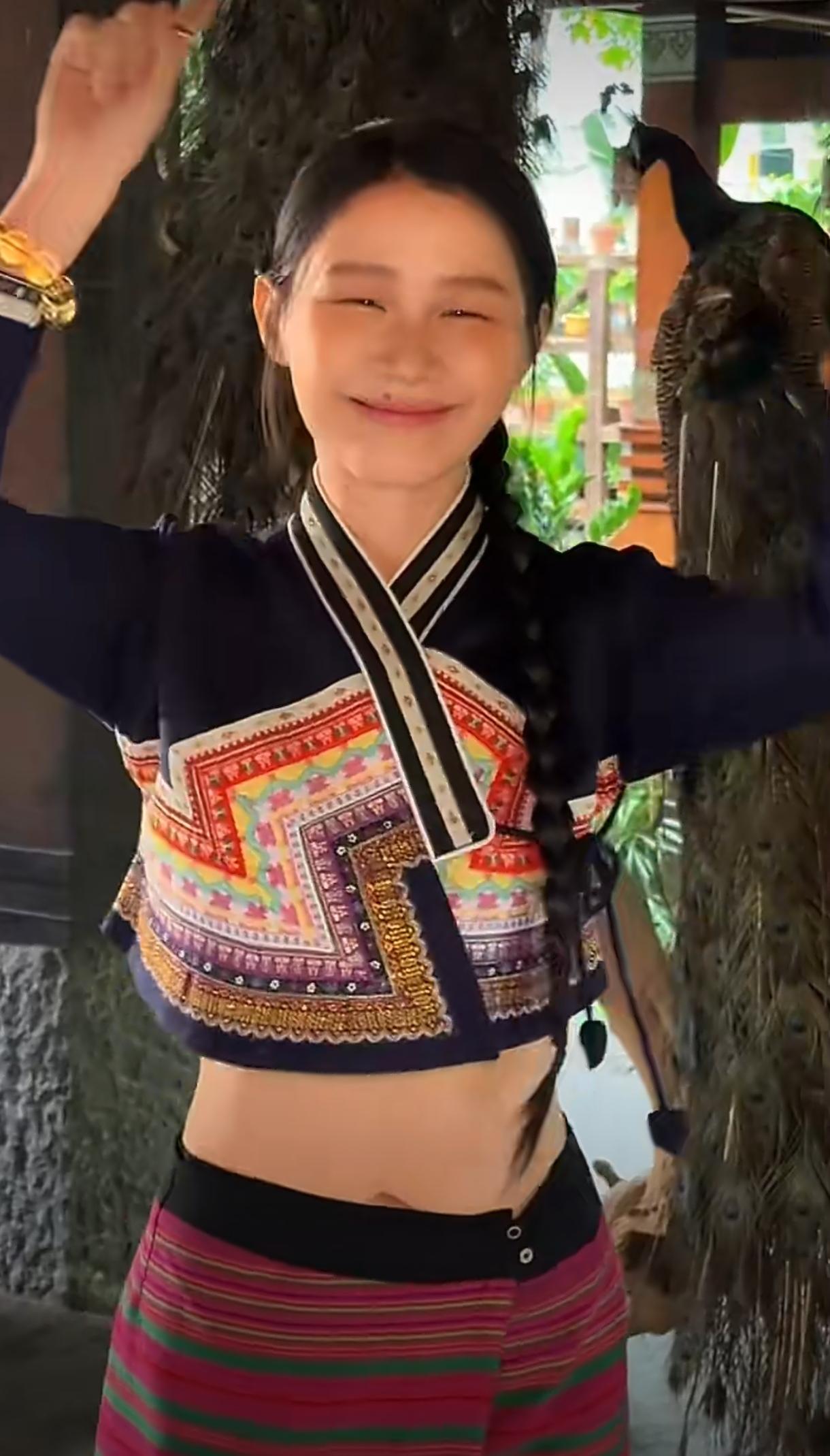 谁能想到喜剧人金靖也能完成颜值大逆袭！
 
新旧西施反差花絮曝光，瘦身成功后的她
