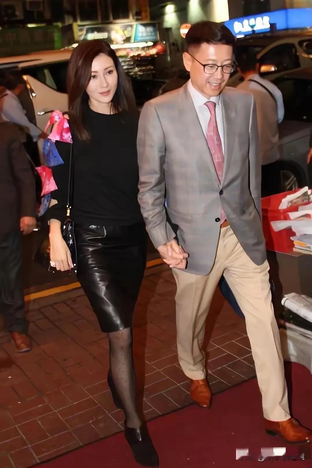 照片中这个女人56岁了，看起来就像少女一般美丽迷人，这身材，这腰姿，这脸蛋，又有