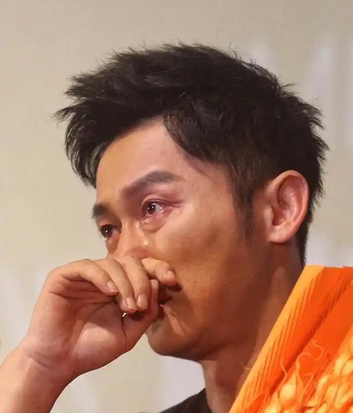 李晨一条微博，戳穿了成年人最不愿面对的隐形破产
8月10日下午，47岁的李晨在网