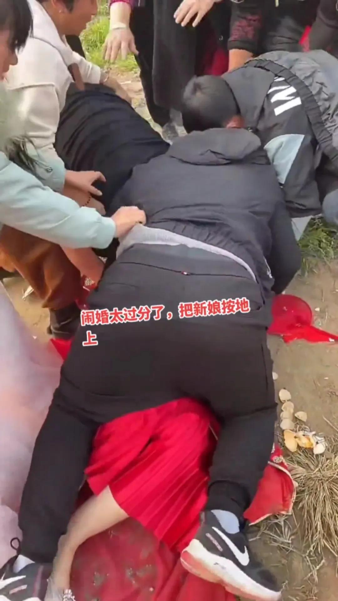 男子无耻地骑到新娘身上，把新朗拉开，这是准备要干嘛？