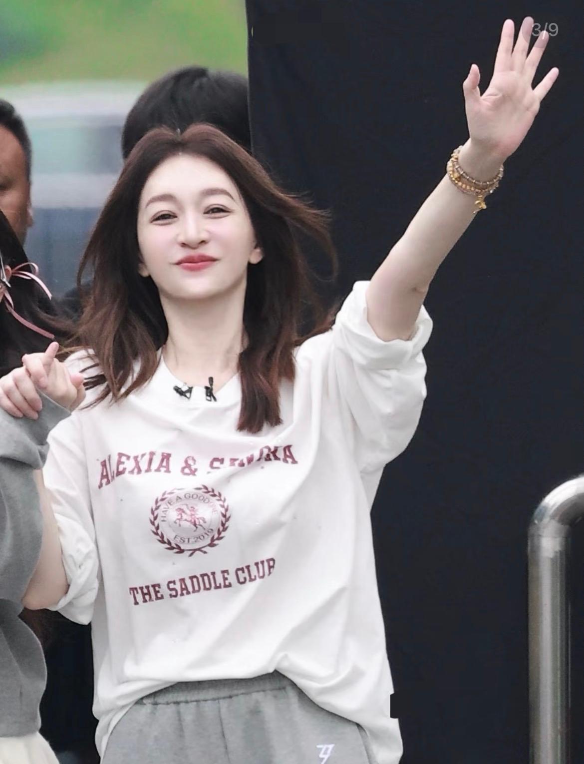 李小冉50岁了，
可是50岁该有的样子她一样都没有！

脸上没有皱纹雀斑，身上没