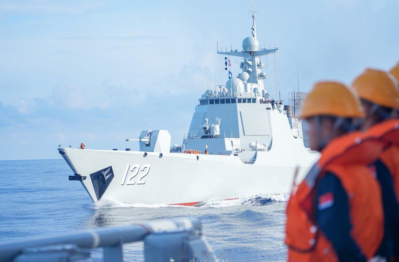 【海军第48批护航编队首次进行海上补给】近日，经过连续多天的航行，海军第48批护