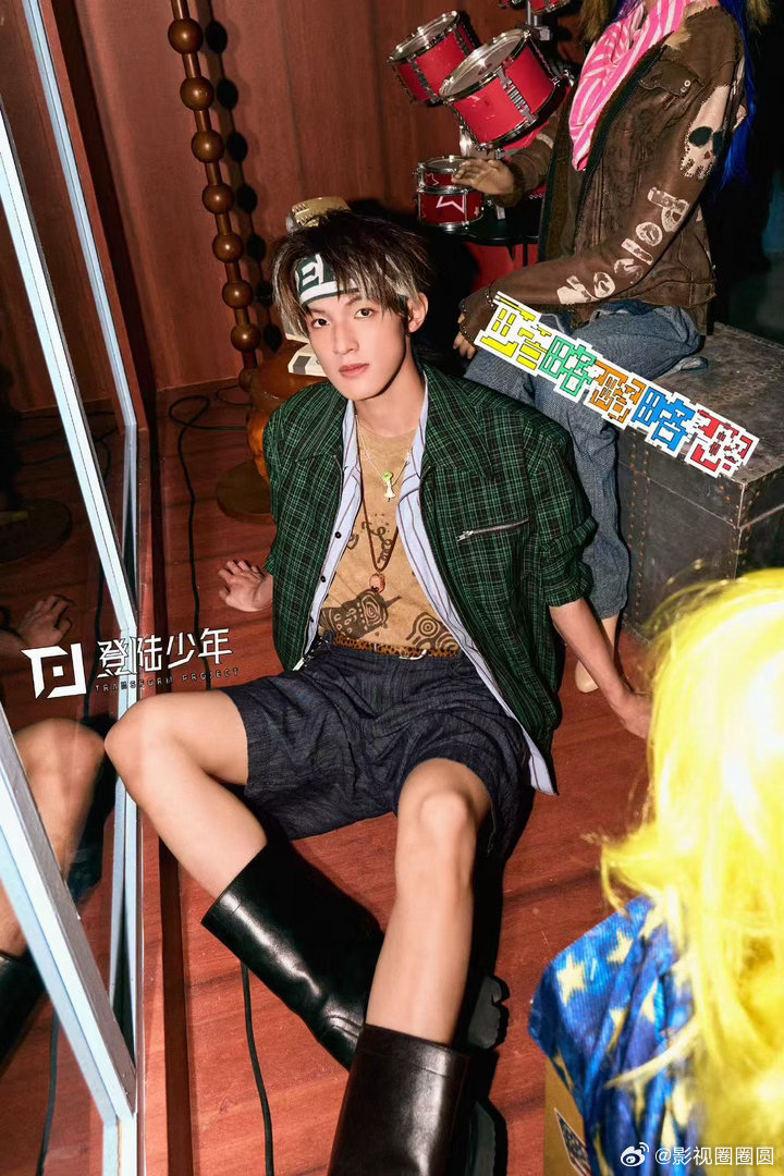 张泽禹绿衬衫造型适配度张泽禹复古绿格造型氛围感谁能拒绝穿复古绿格衬衫的张泽禹，柔