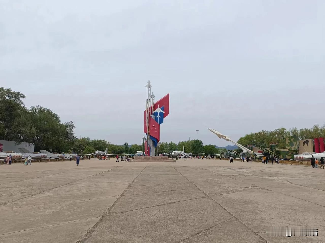 假期带儿子进行爱国主义教育 去年就有消息说要搬离北京去长春了 北京人再不来看就太