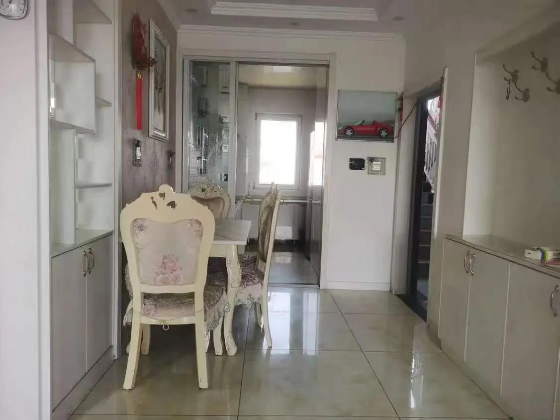 前几日我认识的一个东北大姐，她的儿子是哈工大毕业，在青岛工作了很多年，偶由于失业