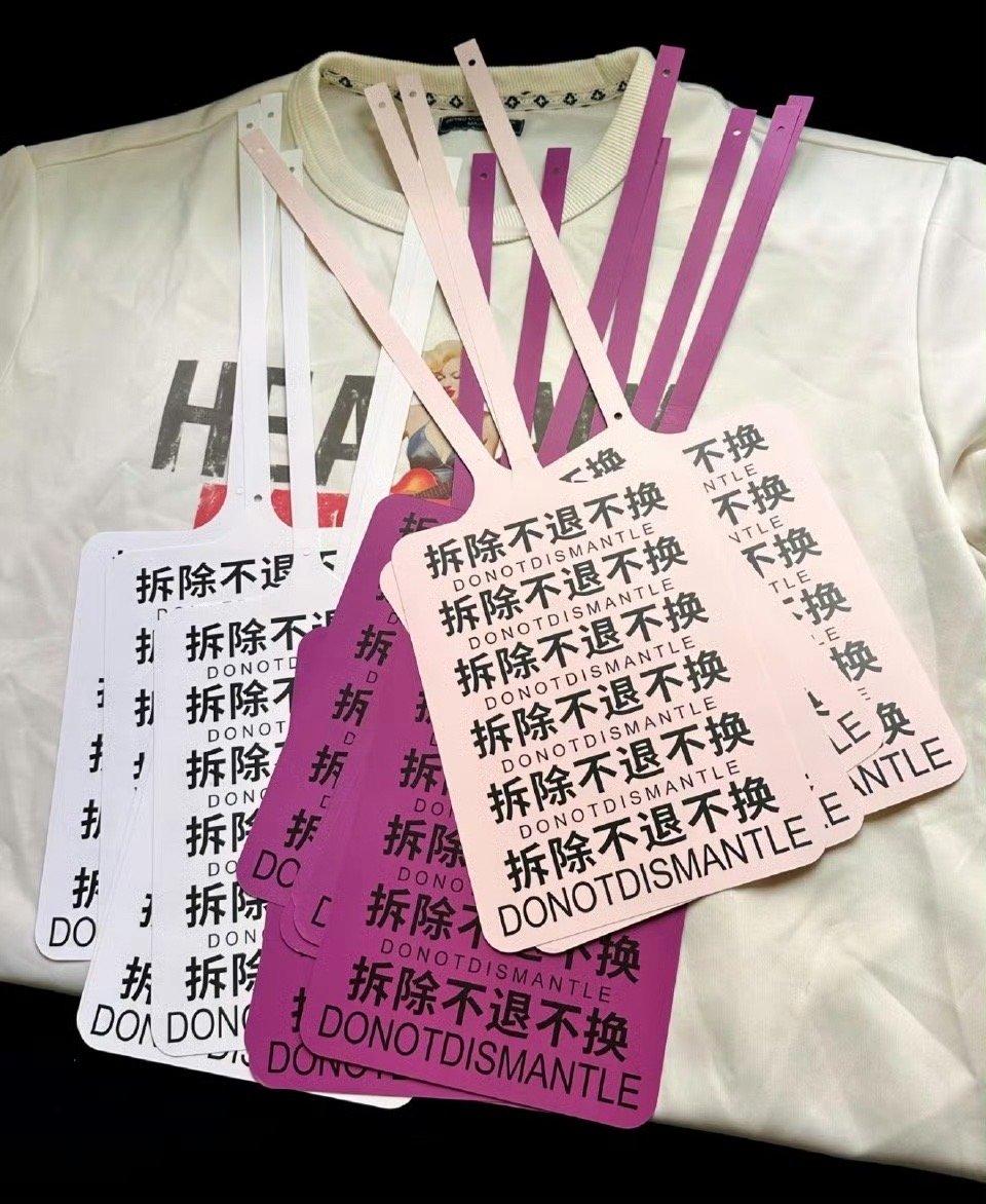 巨型吊牌比脸还大，非常支持，因为真的有人买完衣服之后，穿好几天在退货的买到这样的