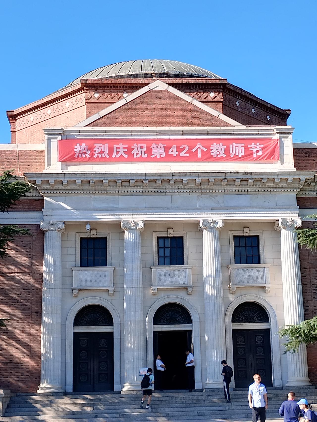 今天是教师节。
1977年到1978年，我当过一年多的民办教师。
一年多的教师经