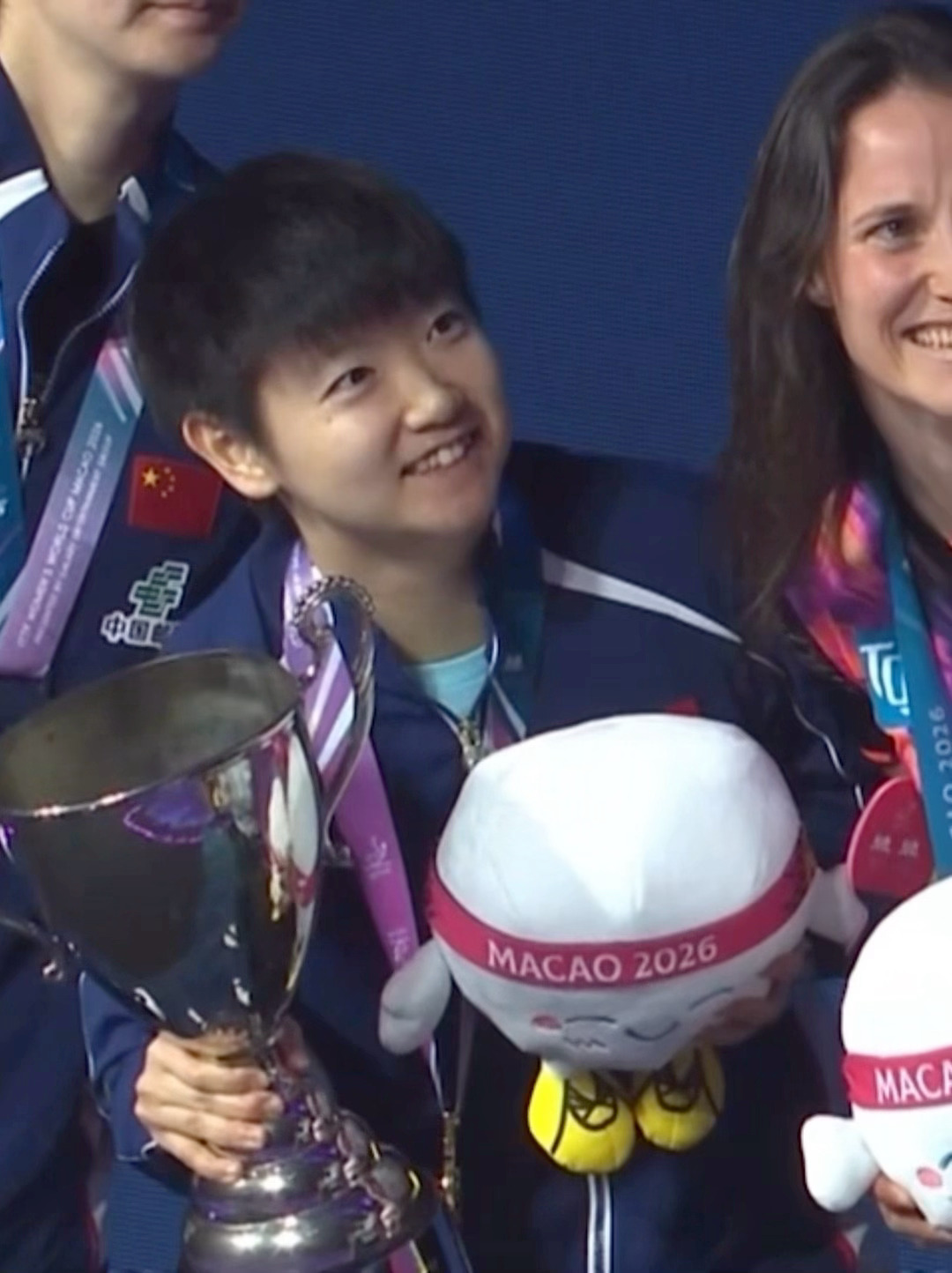 孙颖莎 孙颖莎世界杯三冠王 啊啊啊啊啊最可爱的冠军小女孩 