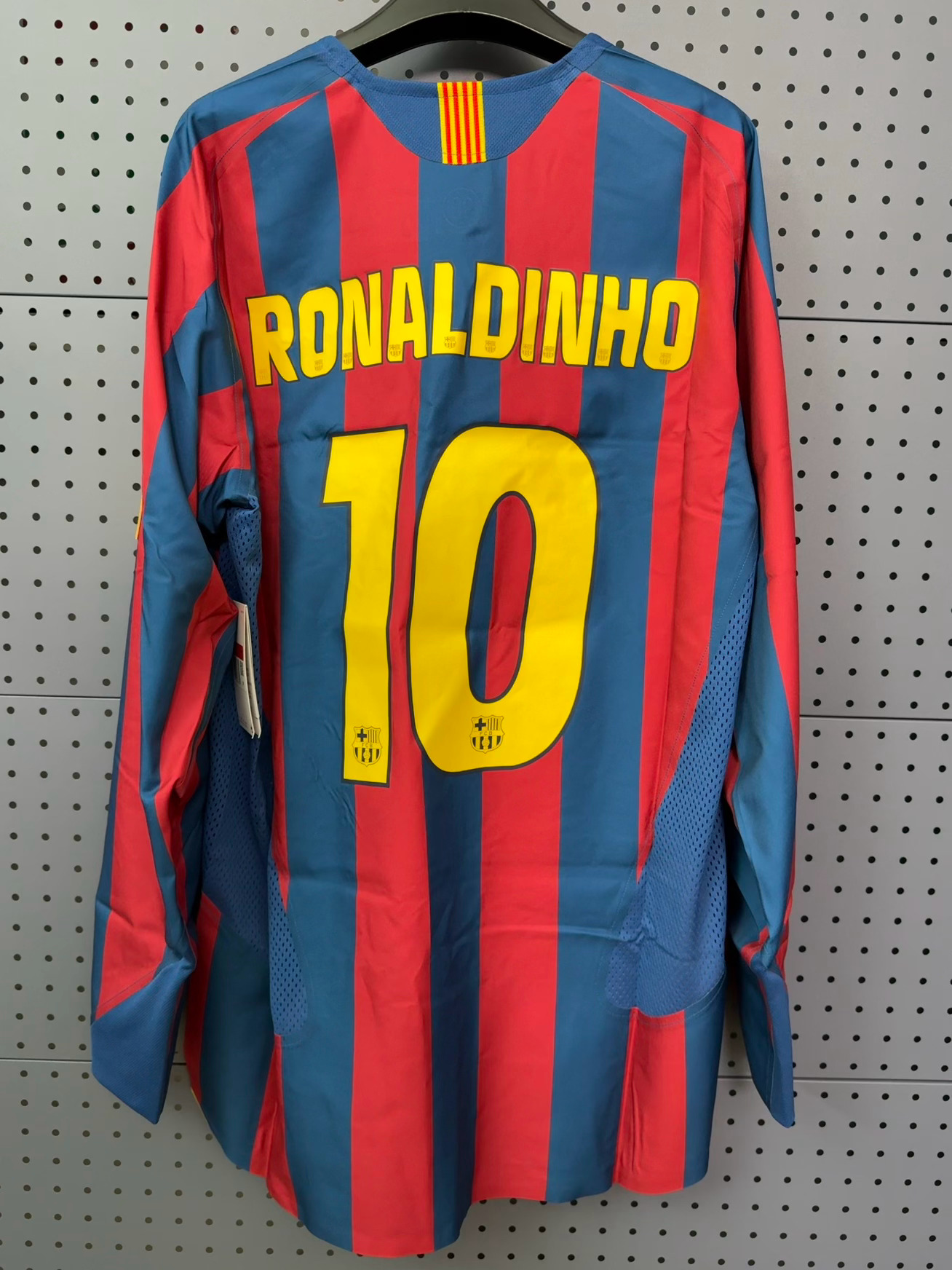 昨天发了一个梅西和小罗的合影，有朋友说是AI图，那今天找几张确定不是AI的……其