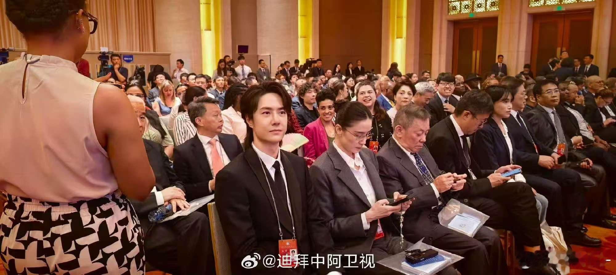 王一博昨天秀场今天会场王一博太帅了[哇] ​​​