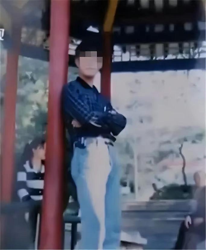 “我喜欢你。”2000年，一位20岁的犯人在狱中爱上了女教官，向她大胆表白后，女
