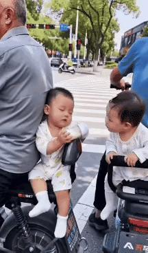 太可爱了，连吃带拿[偷笑]