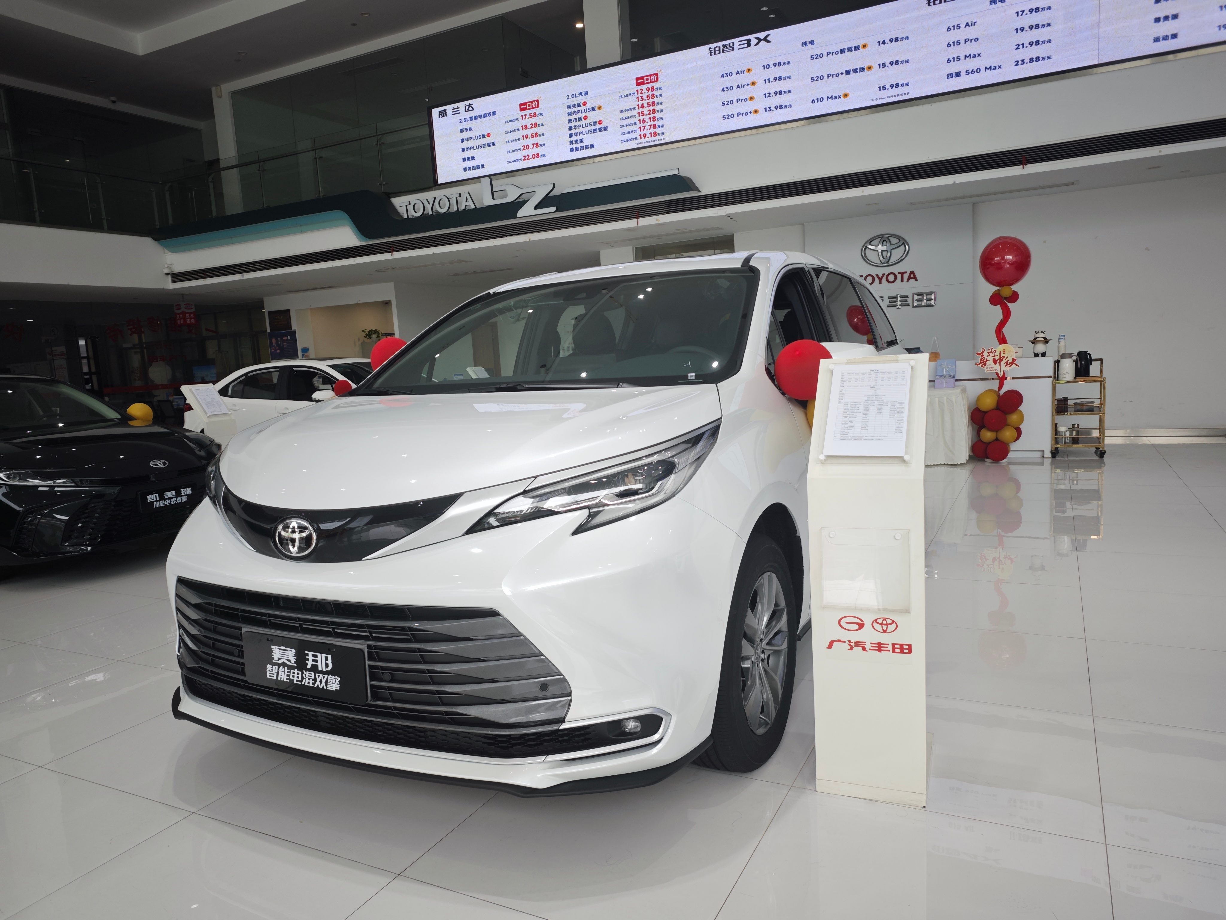丰田店里也卖零跑?一问才知道，4s店老板代理了两家店的车。看到赛那这个配置，真的