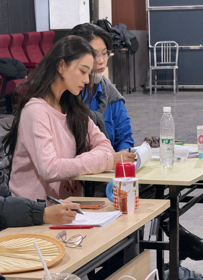 话剧排练中的张馨予张馨予说我真的有认真听课呢张馨予说自己认真听课真没吹牛，看她胳