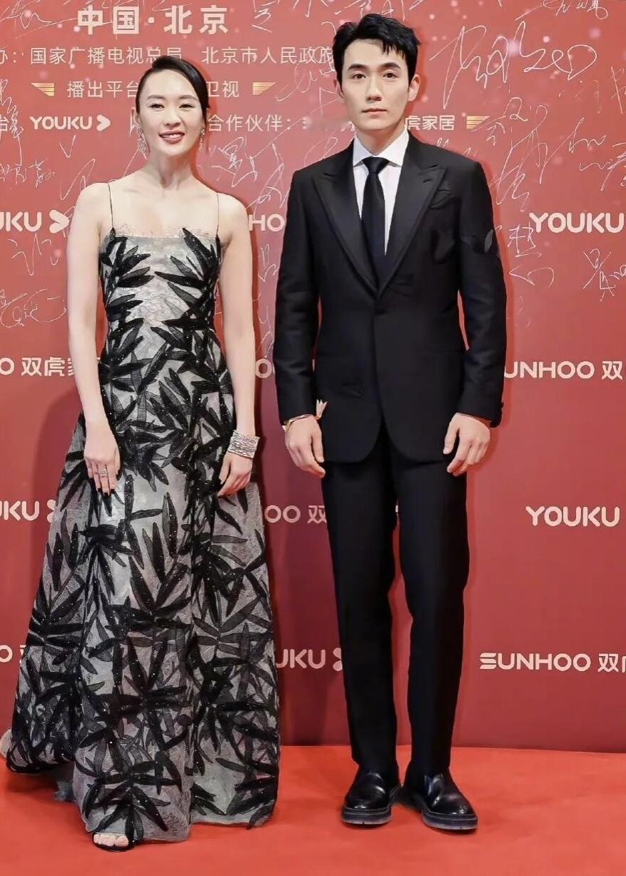 右边的男明星是朱一龙，他是跟黄晓明一样帅气的男演员，早年在电视剧《知否知否应是绿