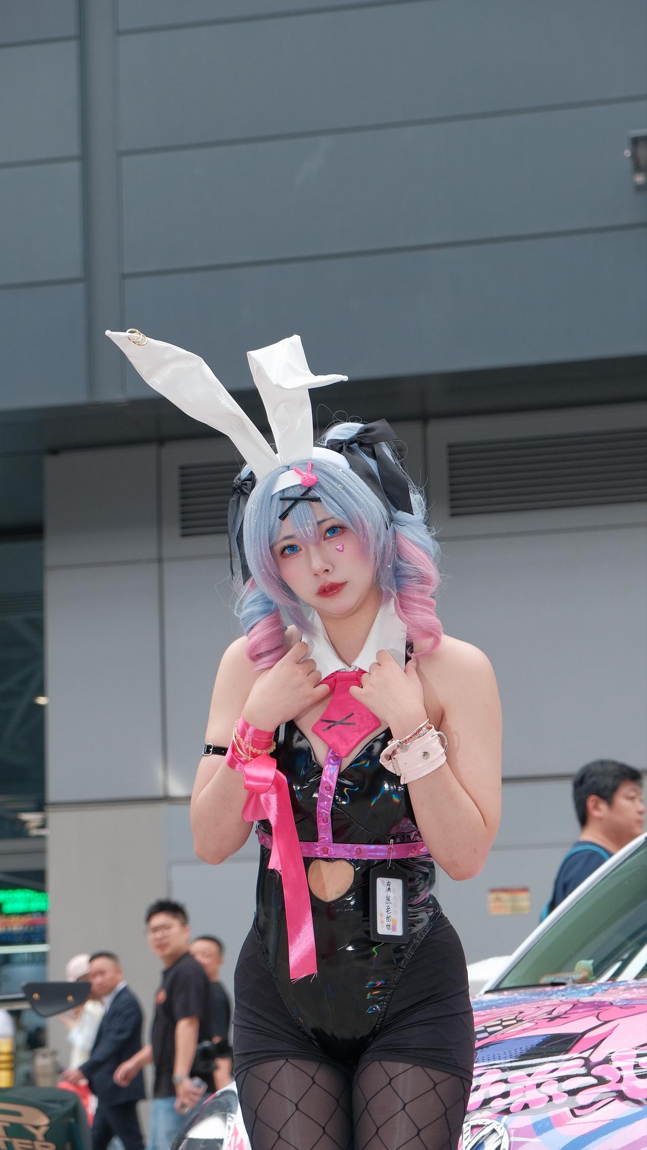 动漫里的故事都是真的！cos 深圳改装车展 美女车模 甲壳虫