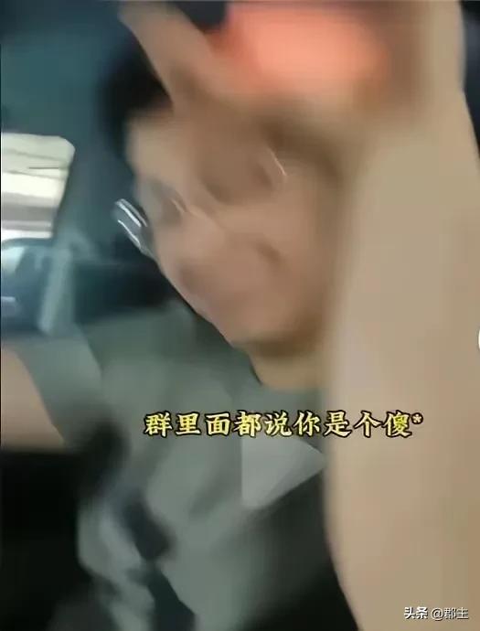 这个眼镜男把“不怕神一样的对手，就怕猪一样的队友”演绎得淋漓尽致。
眼镜男太会写