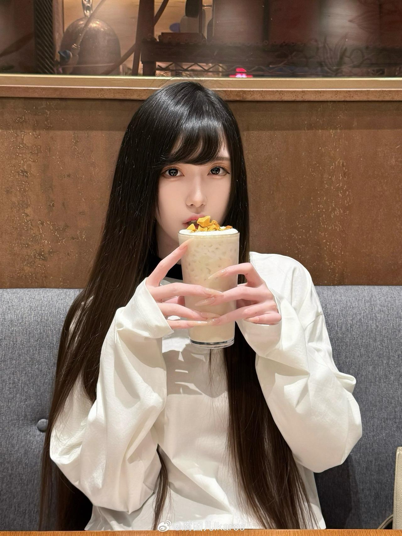 腐团儿的脸看起来有点不太自然，
感觉是动刀了。