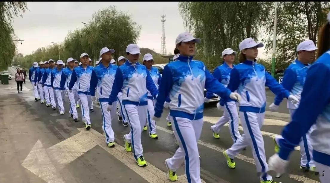 国庆，北方某地的暴走团。
不懂就问，为啥广东没暴走团？[灵光一闪]