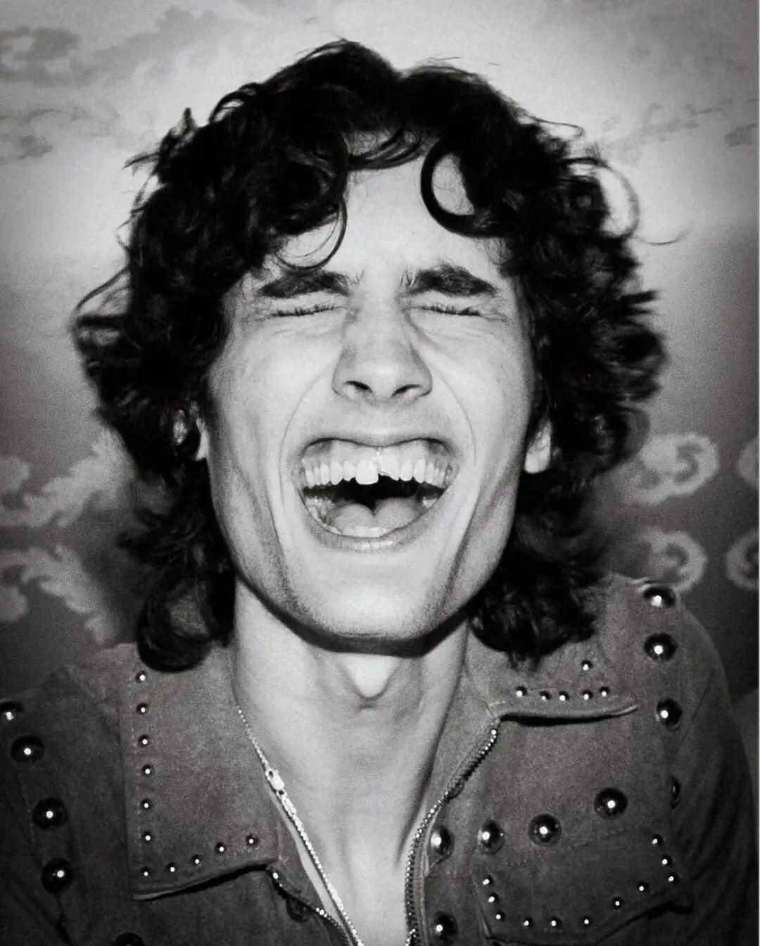 今年20岁的美国男歌手、作曲家 sombr 最近透露，前不久在巡演期间不小心拔牙