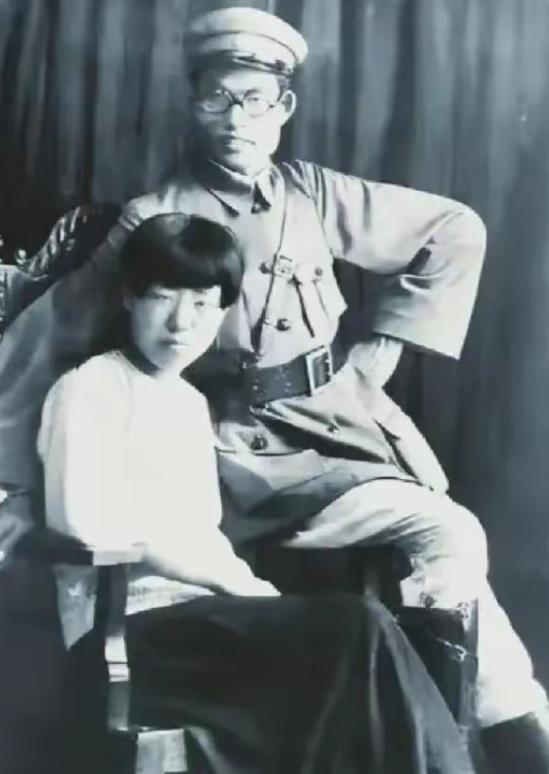 1940年萧劲光和妻子朱仲芷在延安离婚了。按理说两口子都在本地为革命做事，是挺让