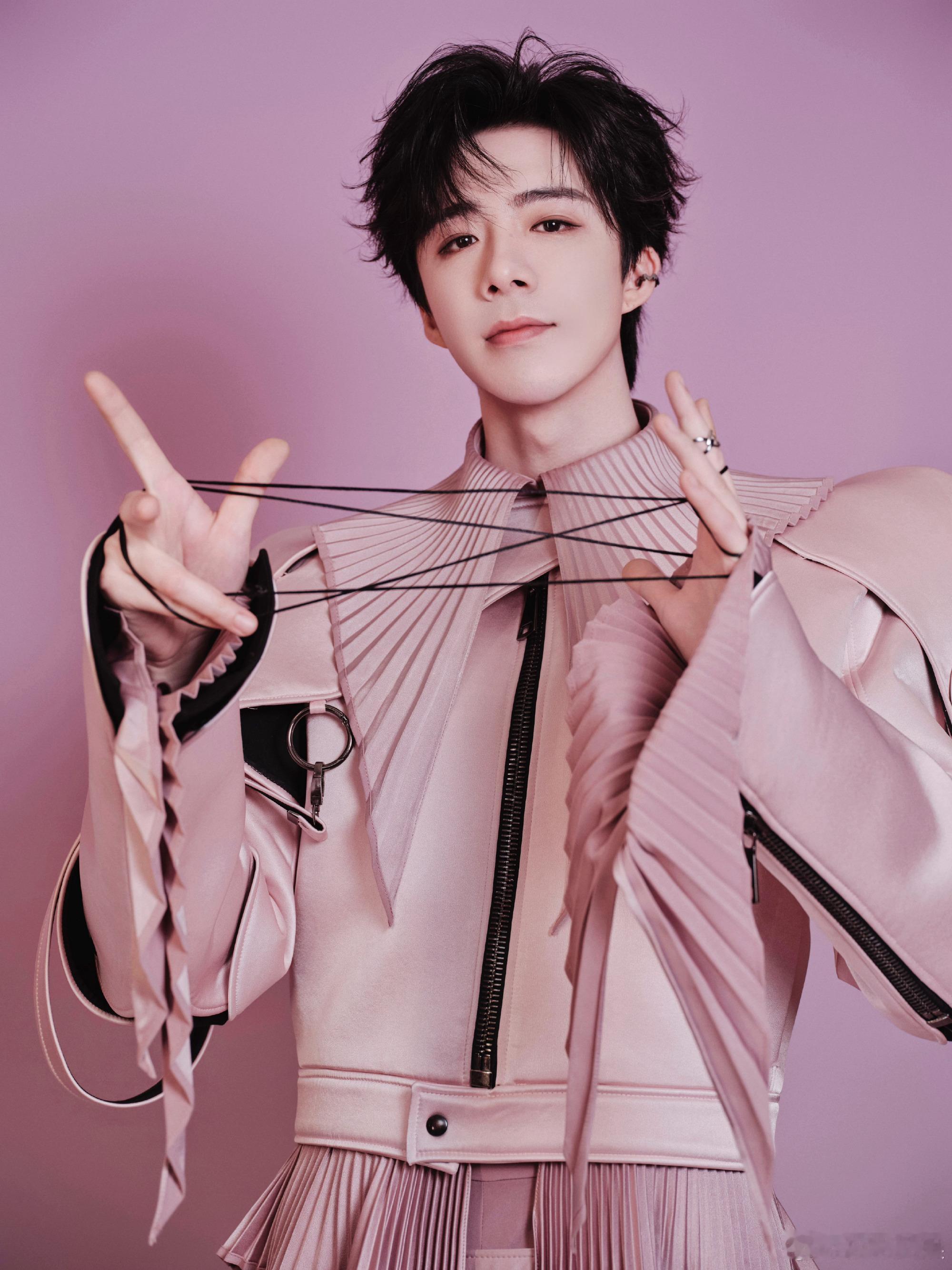 刘宇宁和观众握手刘宇宁和观众击掌握手刘宇宁和观众击掌握手，真好，哇哦 