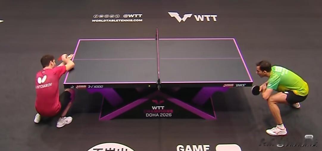 奥恰是蹲着发球的，每次看奥恰和雨果打球，俩人像是在躲猫猫，太逗了。不过昨天裁判还