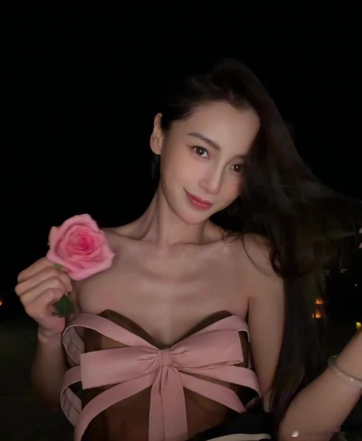 Angelababy拿玫瑰花自拍太美了 心跳加速 