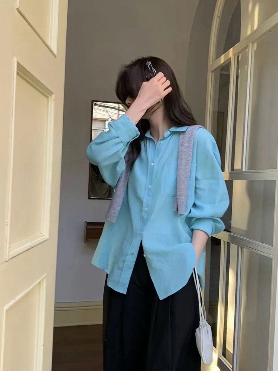 春日衣橱里，总要有点不一样的色彩吧！蜂选这件瓦尔登湖蓝纯棉衬衫，绝对是今年早春的