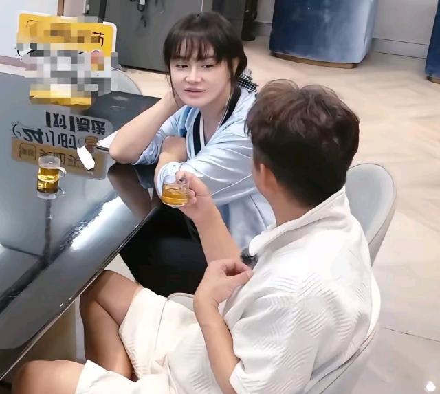 冉莹颖对邹市明说：“我们俩成立一个基金吧，家里的开销，孩子的学费，剩下的钱拿来还