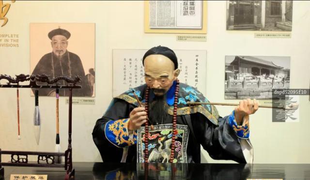 乾隆三十三年，一道处分旨意从紫禁城出来，纪昀被发配乌鲁木齐。

那一年纪昀四十五
