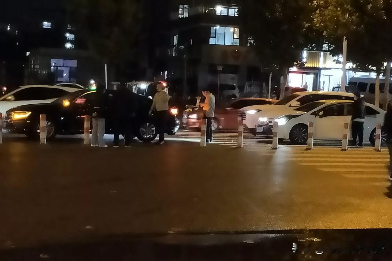 就在刚才 ,泰安北上高大街发生一起三车追 尾事故 ,原因是前车礼让行人 , 后车