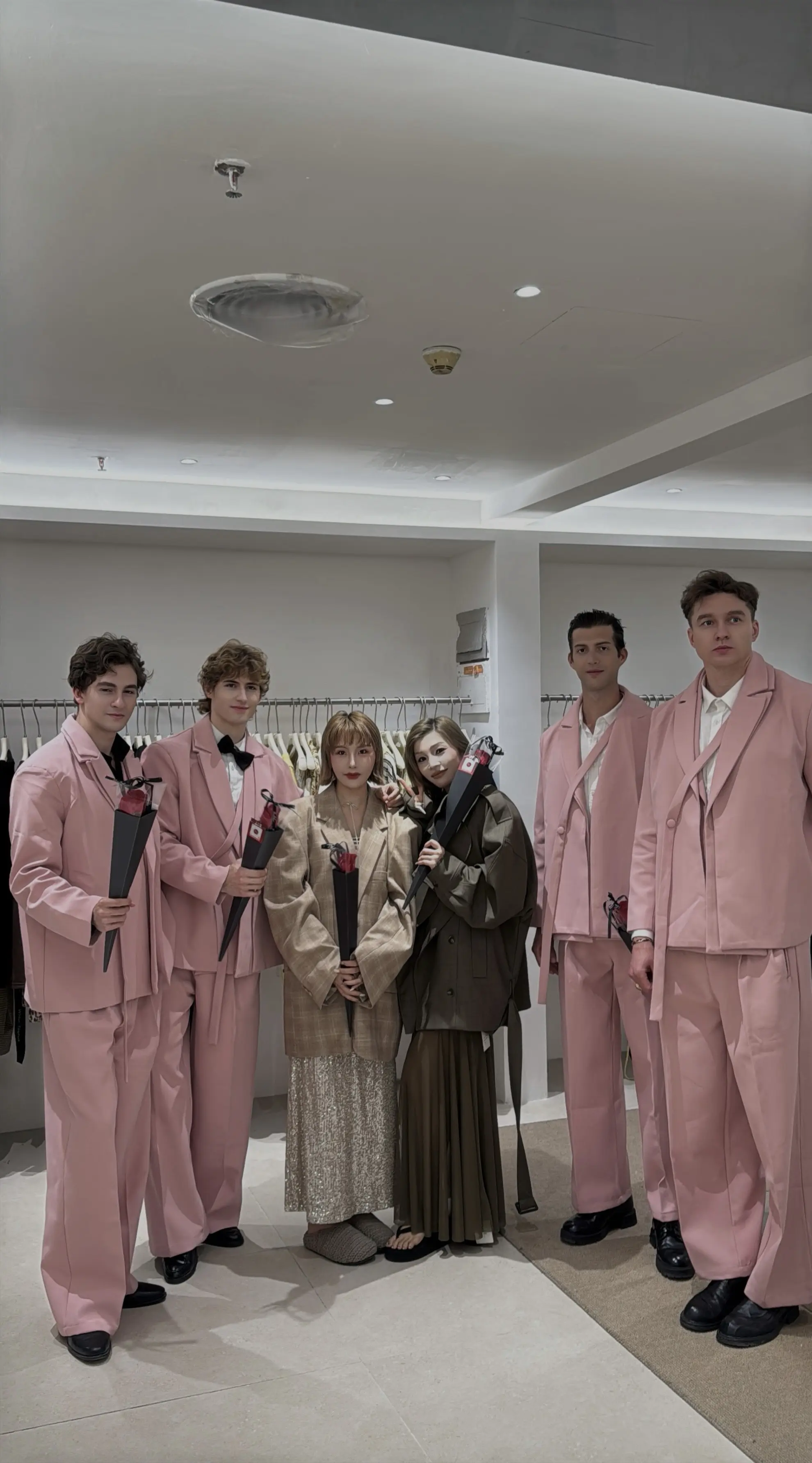 原来皱眉不是嫌弃 而是近视散光看不清。