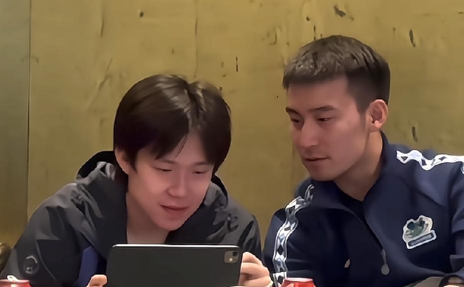 牛牛要不咱也带个平板吧，天天看他玩还乐呵呵的，好兄弟的感情真让人羡慕！楚钦是00