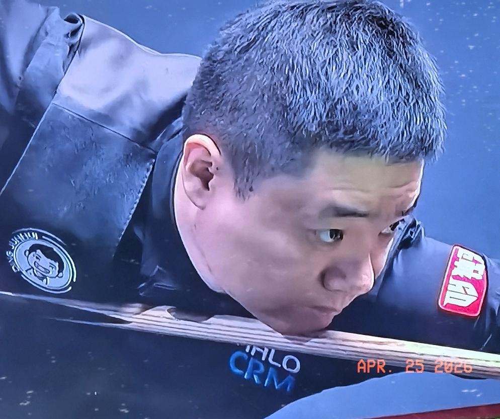 丁主任及时止损，扳回一城。
丁俊晖第14局打出单杆50+，中台攻黑球底袋又一简单