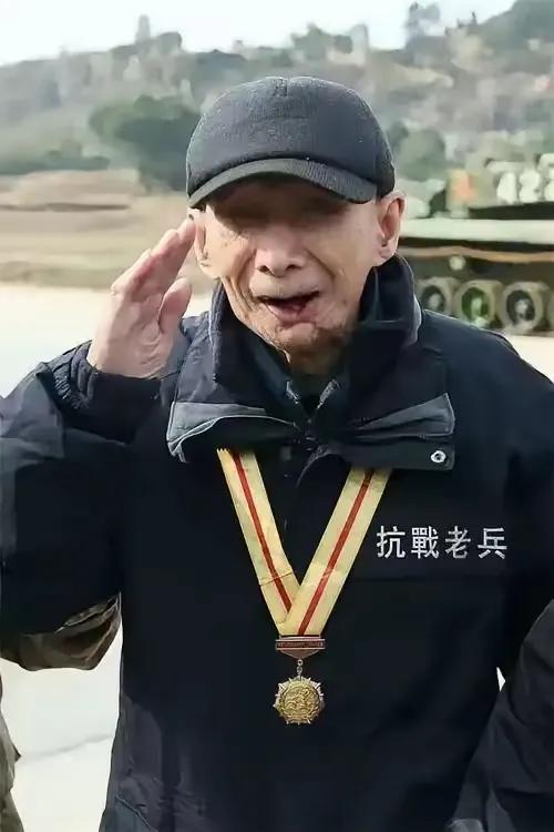 江苏一位94岁的老农民，前阵子在自家老木箱的最底层翻出个东西——一块锈得厉害、上