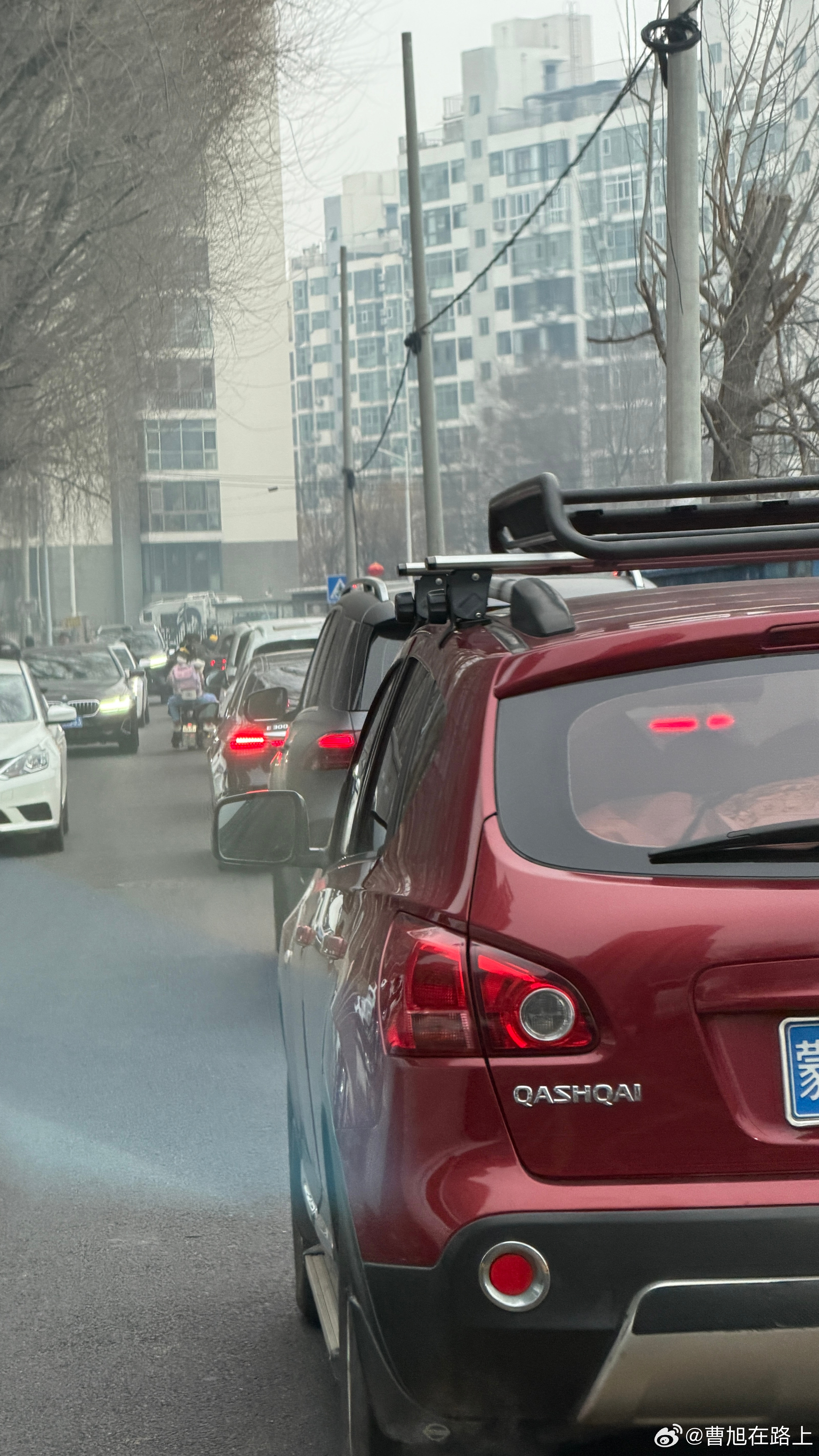 小学开学日 这堵车的队伍又是新一季的送学今天果断绕行 虽然多出2公里但明显通畅了