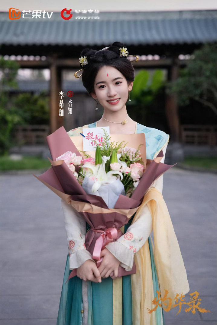 陈瑶发了李意迟杏知合照李意迟和杏知同为穿书人 杀青合照里李意迟和杏知站在一起，两
